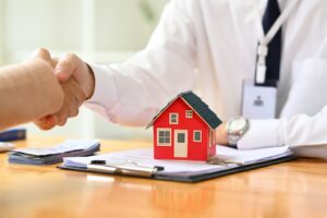 realtor-or-landlord-shaking-hands-with-client