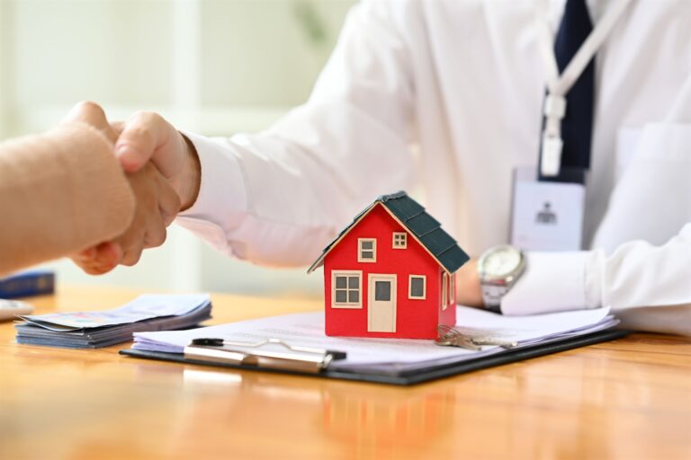 realtor-or-landlord-shaking-hands-with-client